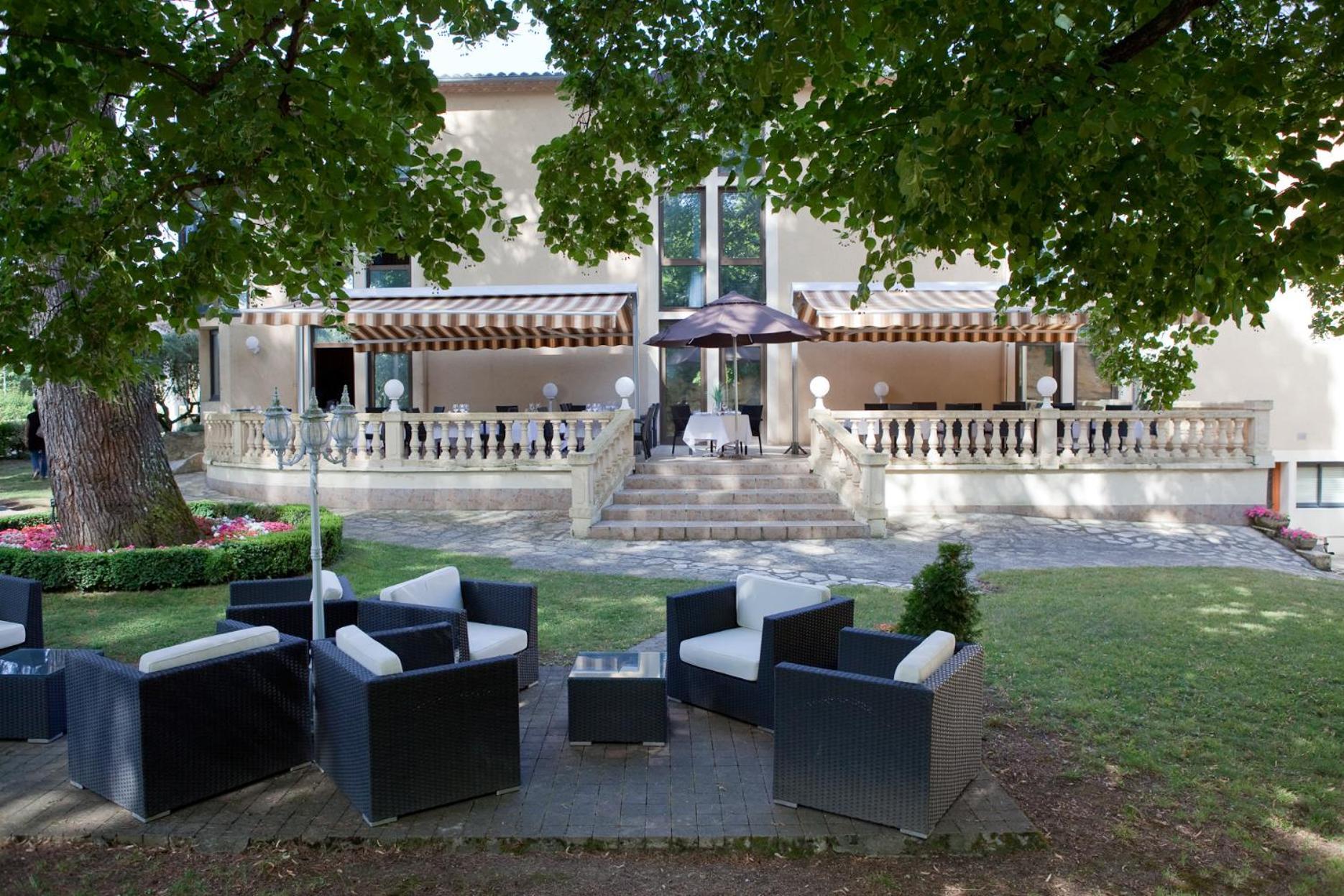 Hotel Restaurant Du Chateau De La Tour Beguey Exterior photo