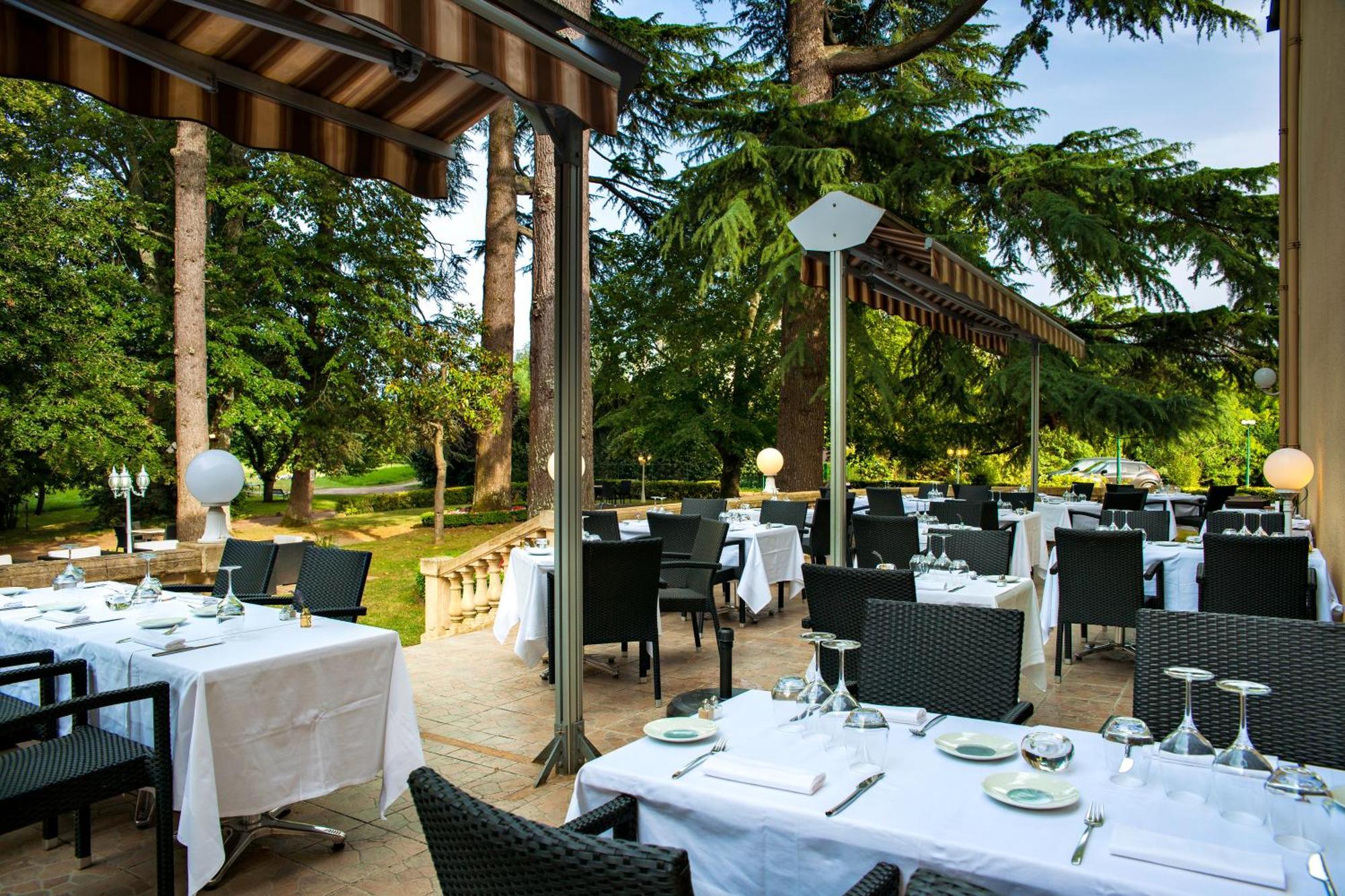 Hotel Restaurant Du Chateau De La Tour Beguey Exterior photo